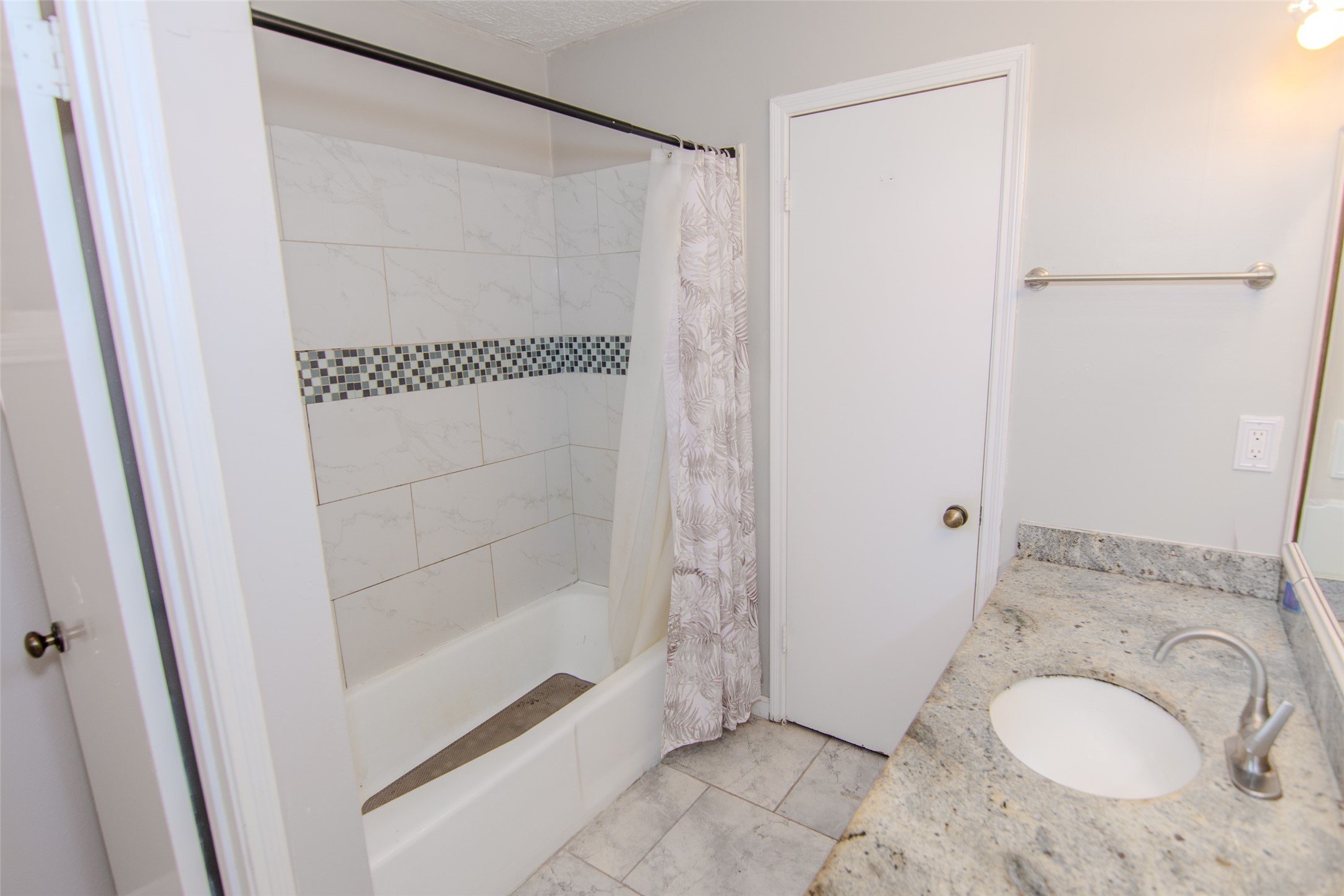 116 White Cedar Street Houston, TX 77015 - Photo 11 of 13 Primary En Suite Bathroom