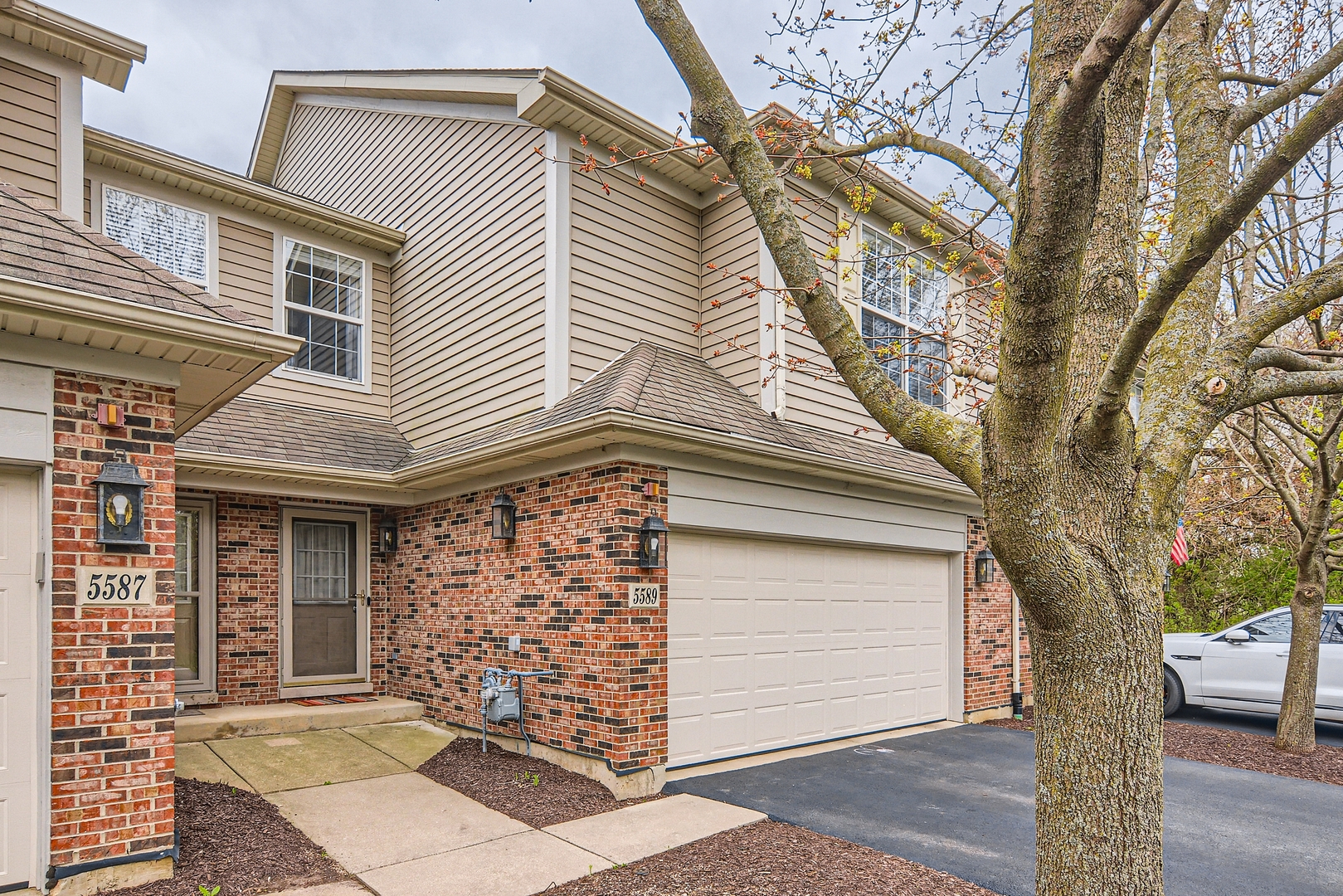 5589 McDonough Road Hoffman Estates, IL 60192 - Photo 2 of 27