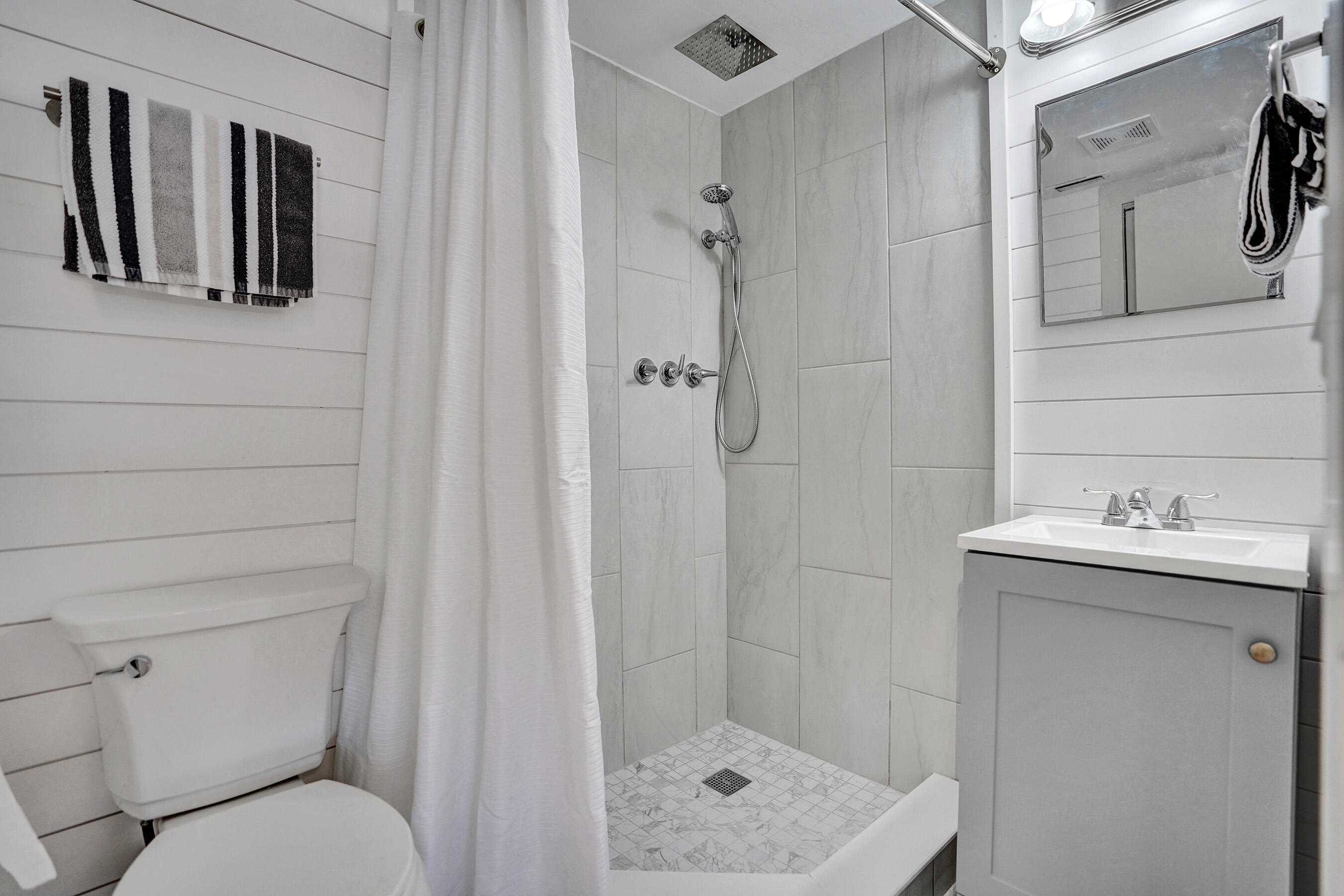 2820 Southwest 13th Street, Unit 101 Delray Beach, FL 33445 - Photo 18 of 83 Guest bathroom