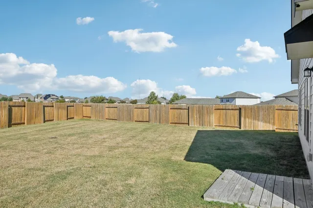 a view of a house with yard