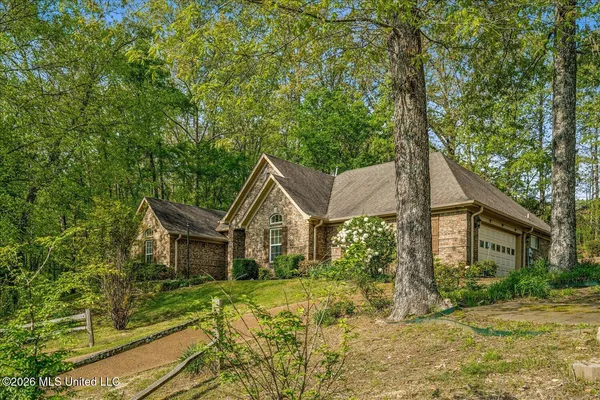 $335,000 | 3527 Spring Lakes Boulevard, Olive Branch, MS 38654