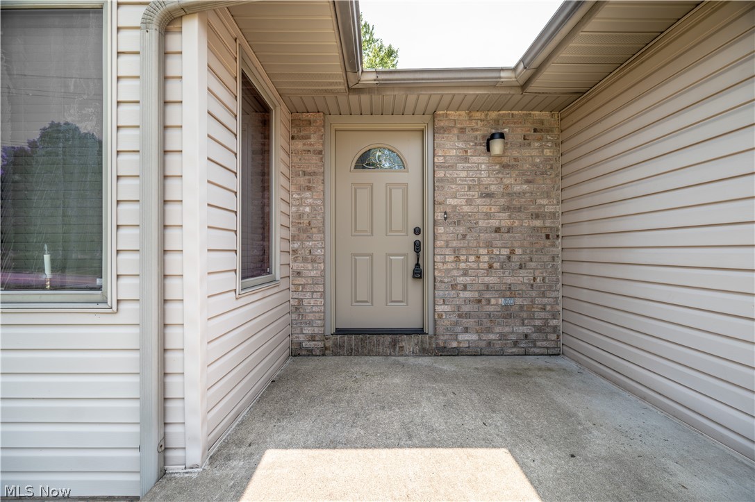 1015 Niles Vienna Road Niles, OH 44446 - Photo 2 of 46 Front entry