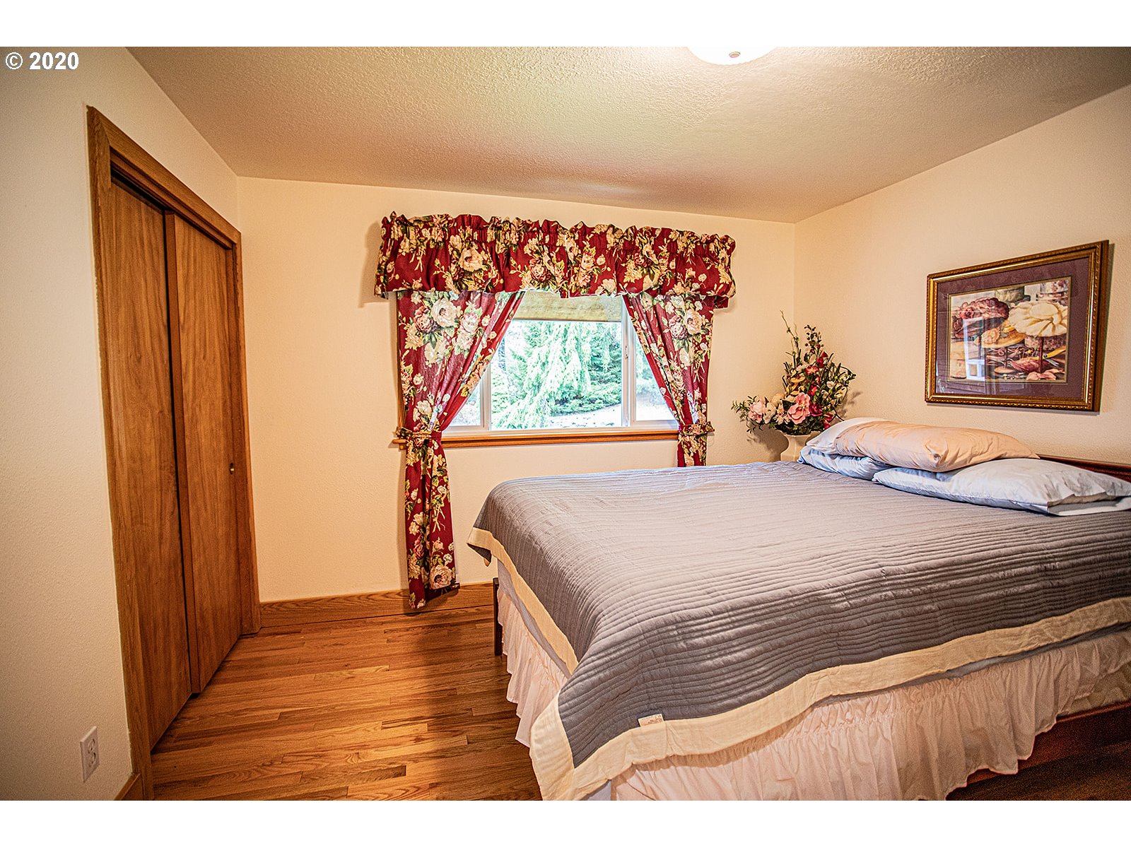 2121 East Loop Road Stevenson, WA 98648 - Photo 14 of 29 Bedroom