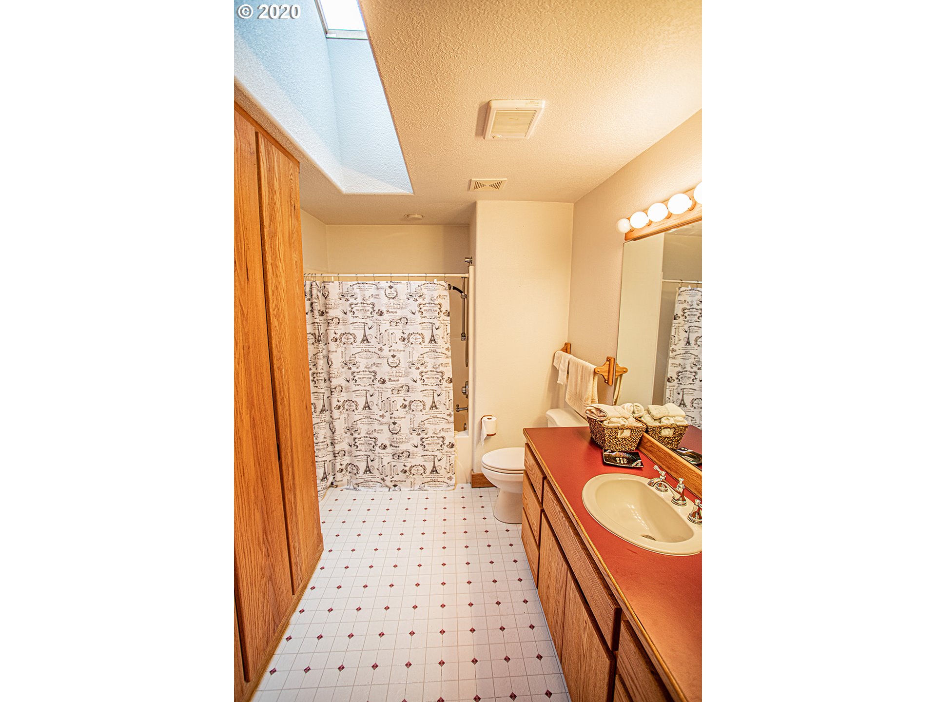 2121 East Loop Road Stevenson, WA 98648 - Photo 15 of 29 Bathroom