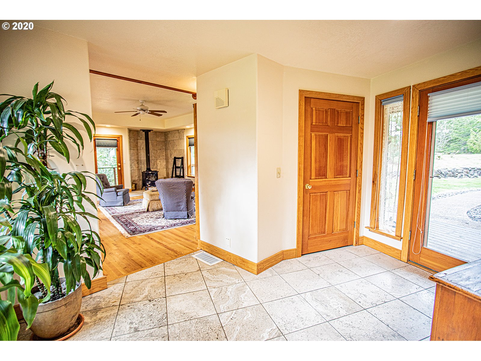 2121 East Loop Road Stevenson, WA 98648 - Photo 3 of 29 Entrance/Foyer