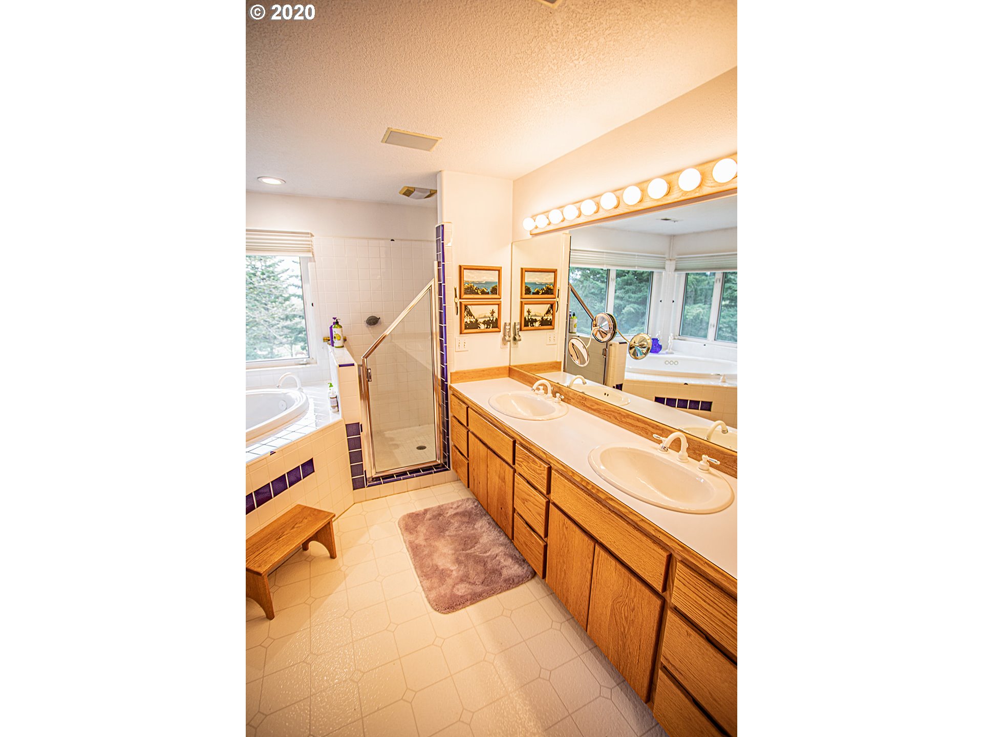 2121 East Loop Road Stevenson, WA 98648 - Photo 10 of 29 Bathroom, Attached