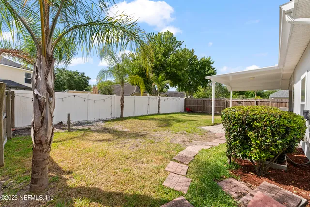 a view of a backyard