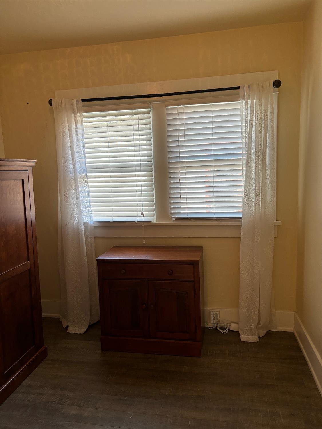 417 Enslen Avenue Modesto, CA 95354 - Photo 12 of 24 a room that has a window in it