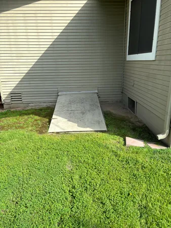 a view of a backyard