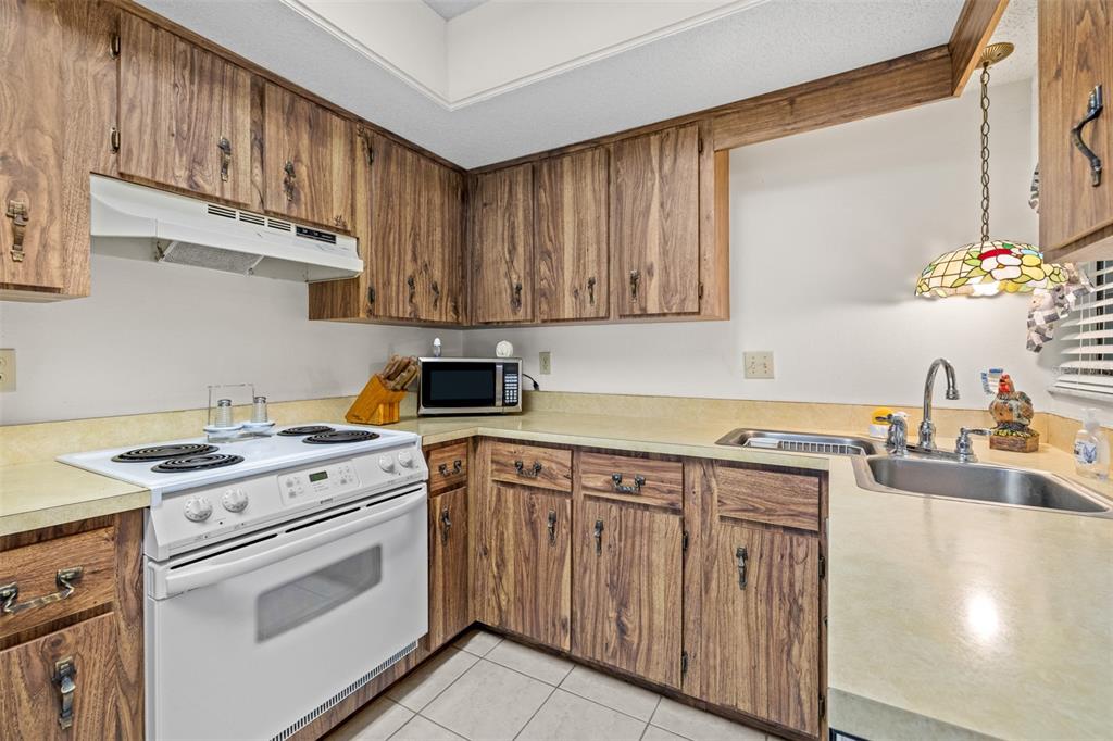 623 Racoon Lane Lorida, FL 33857 - Photo 18 of 80 a kitchen with granite countertop a sink stove and cabinets