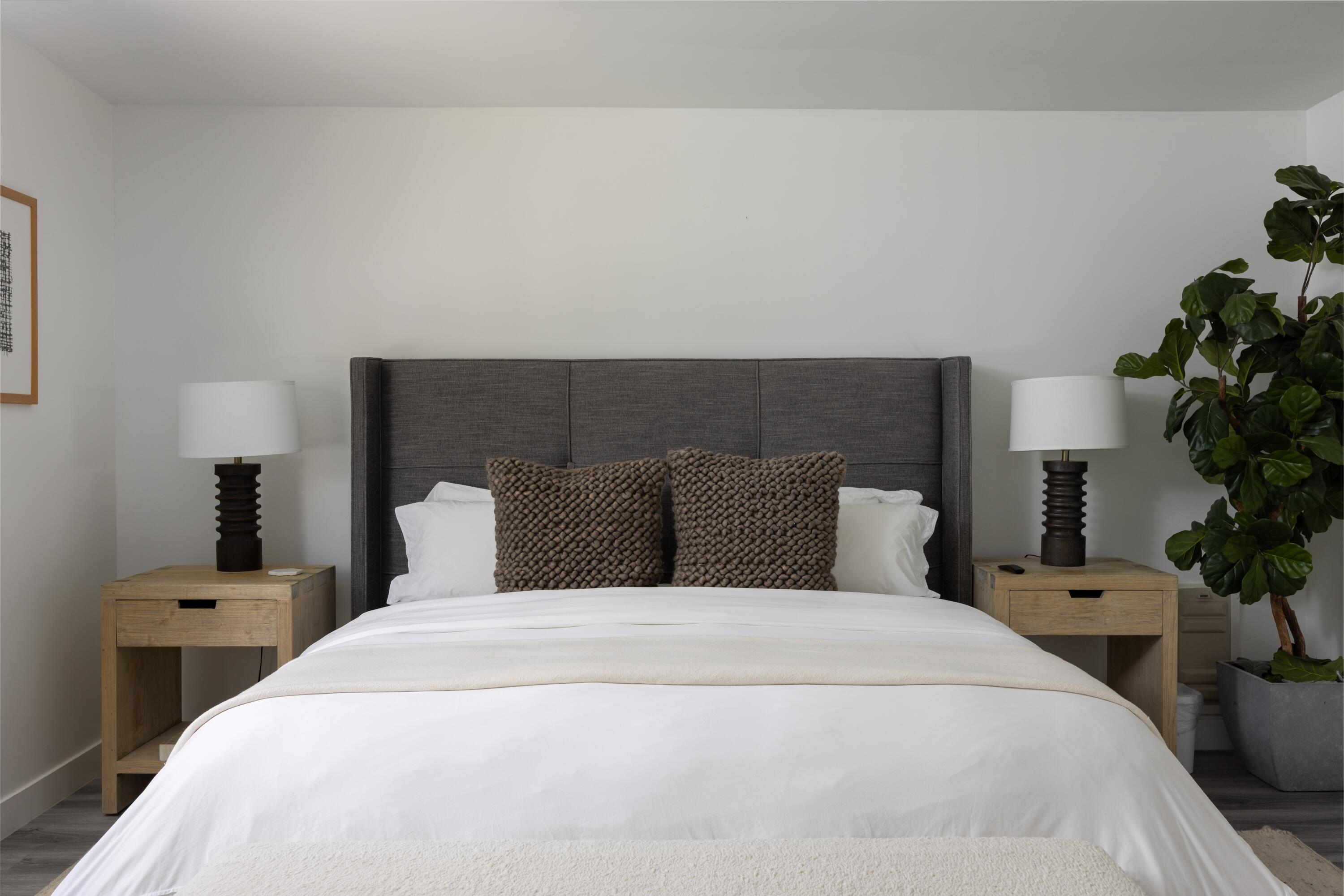 72870 Bel Air Road, Unit 3 Palm Desert, CA 92260 - Photo 15 of 36 a bedroom with a bed and a lamp on table