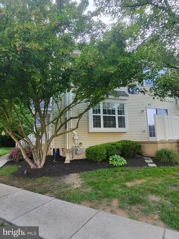 a view of a house with backyard