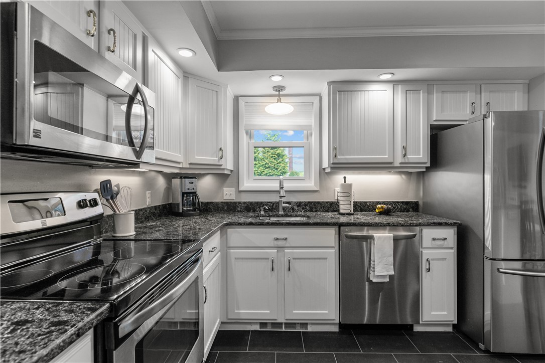 24 Aborn Street Newport, RI 02840 - Photo 11 of 33