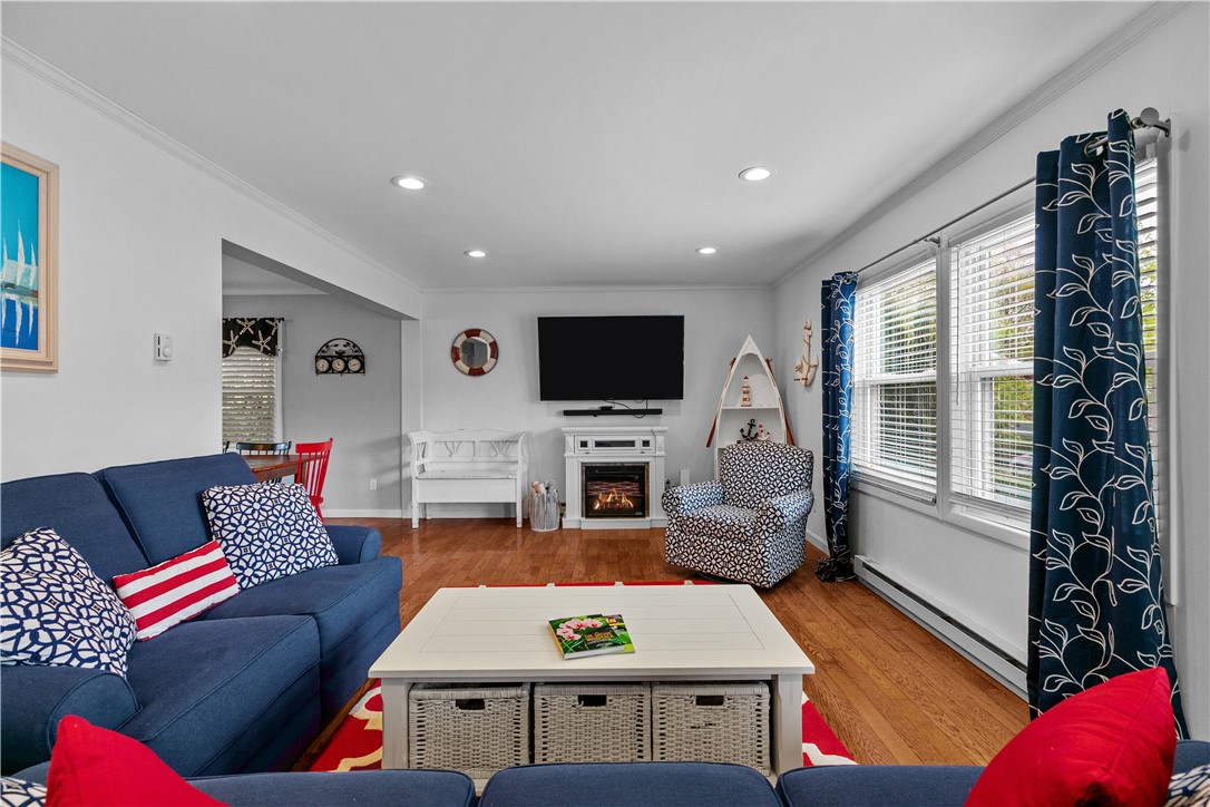 24 Aborn Street Newport, RI 02840 - Photo 3 of 33