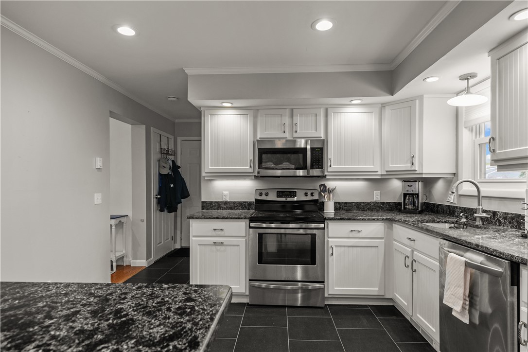 24 Aborn Street Newport, RI 02840 - Photo 9 of 33