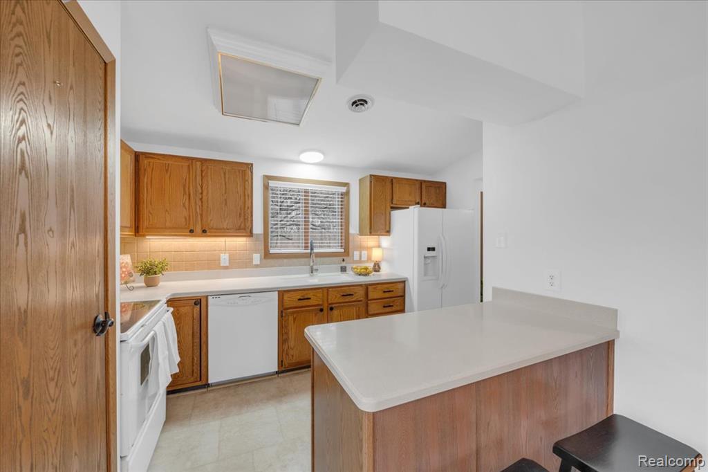 955 Woodlane Drive, Unit 9 Rochester Hills, MI 48307 - Photo 11 of 41