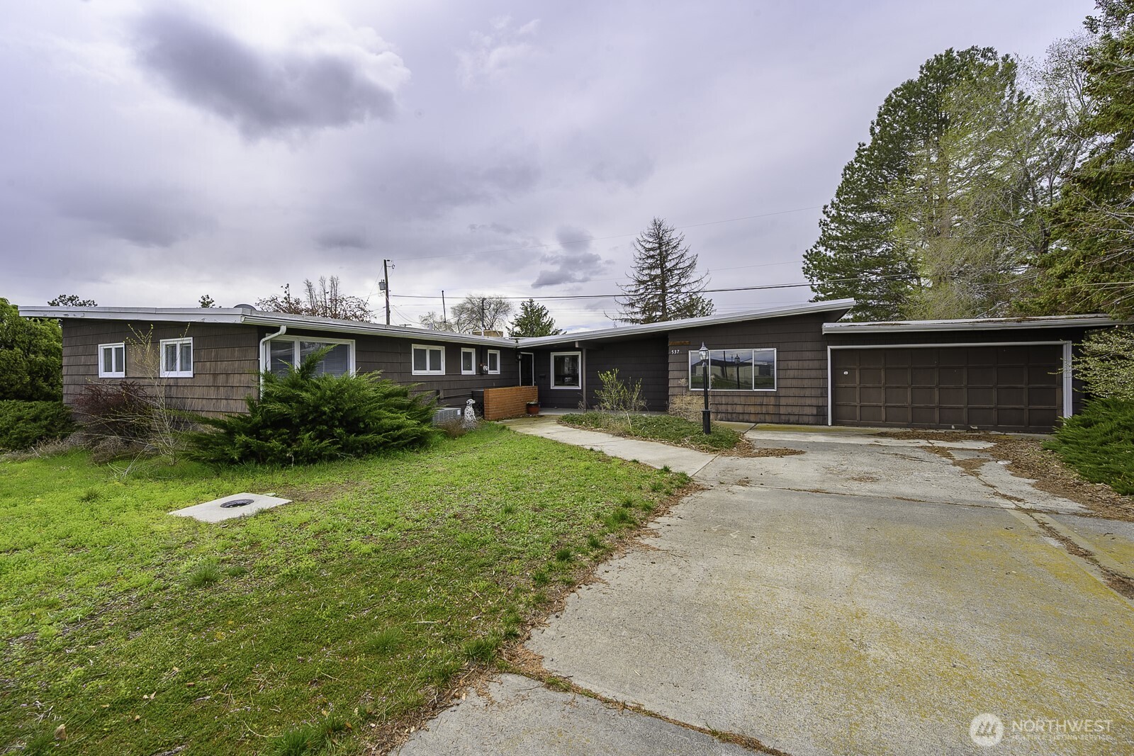 537 Fairchild Loop Moses Lake, WA 98837 - Photo 1 of 34 a front view of a house with a garden and plants