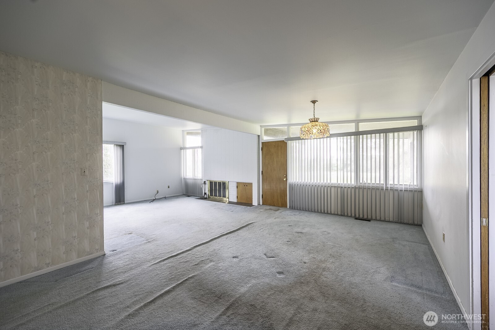 537 Fairchild Loop Moses Lake, WA 98837 - Photo 13 of 34 an empty room with windows and cabinet