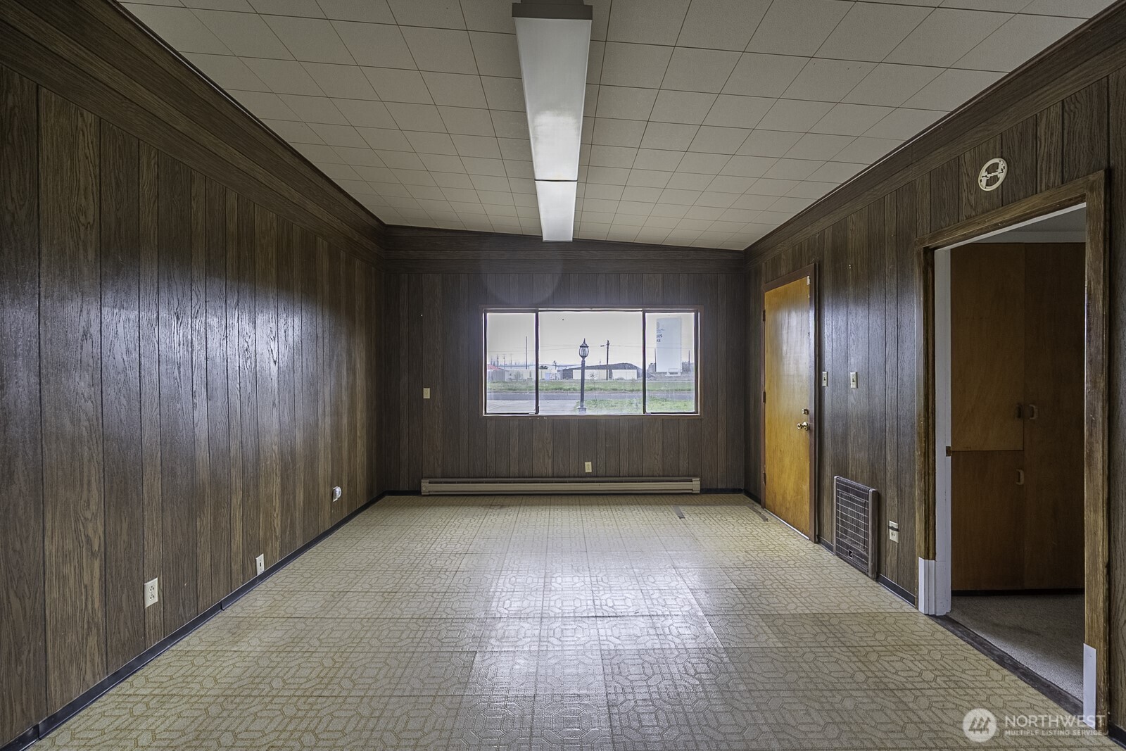 537 Fairchild Loop Moses Lake, WA 98837 - Photo 18 of 34 a view of entryway with front door