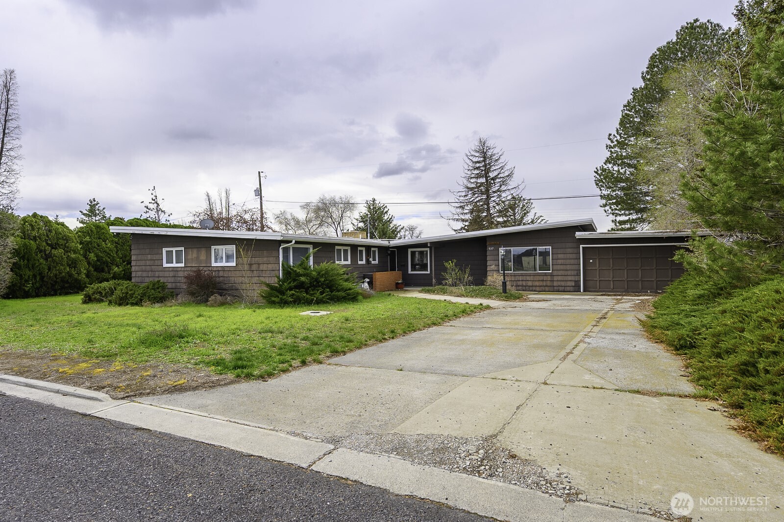 537 Fairchild Loop Moses Lake, WA 98837 - Photo 2 of 34 a front view of a house with a yard and a garden
