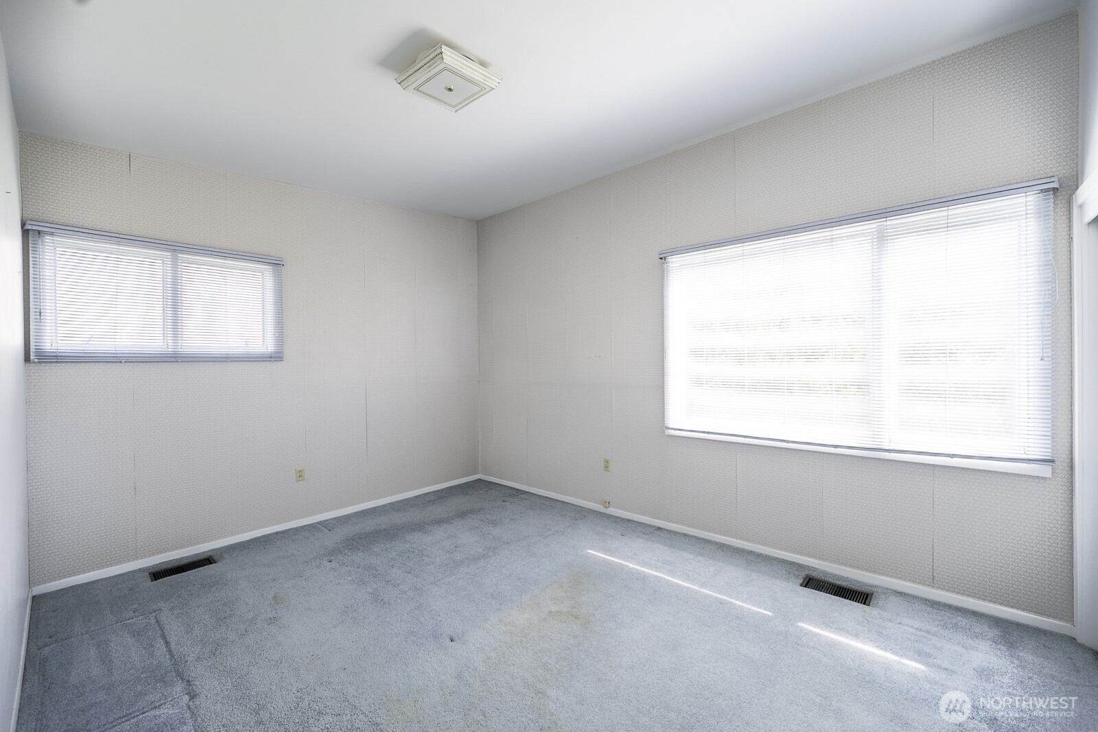 537 Fairchild Loop Moses Lake, WA 98837 - Photo 21 of 34 an empty room with a window