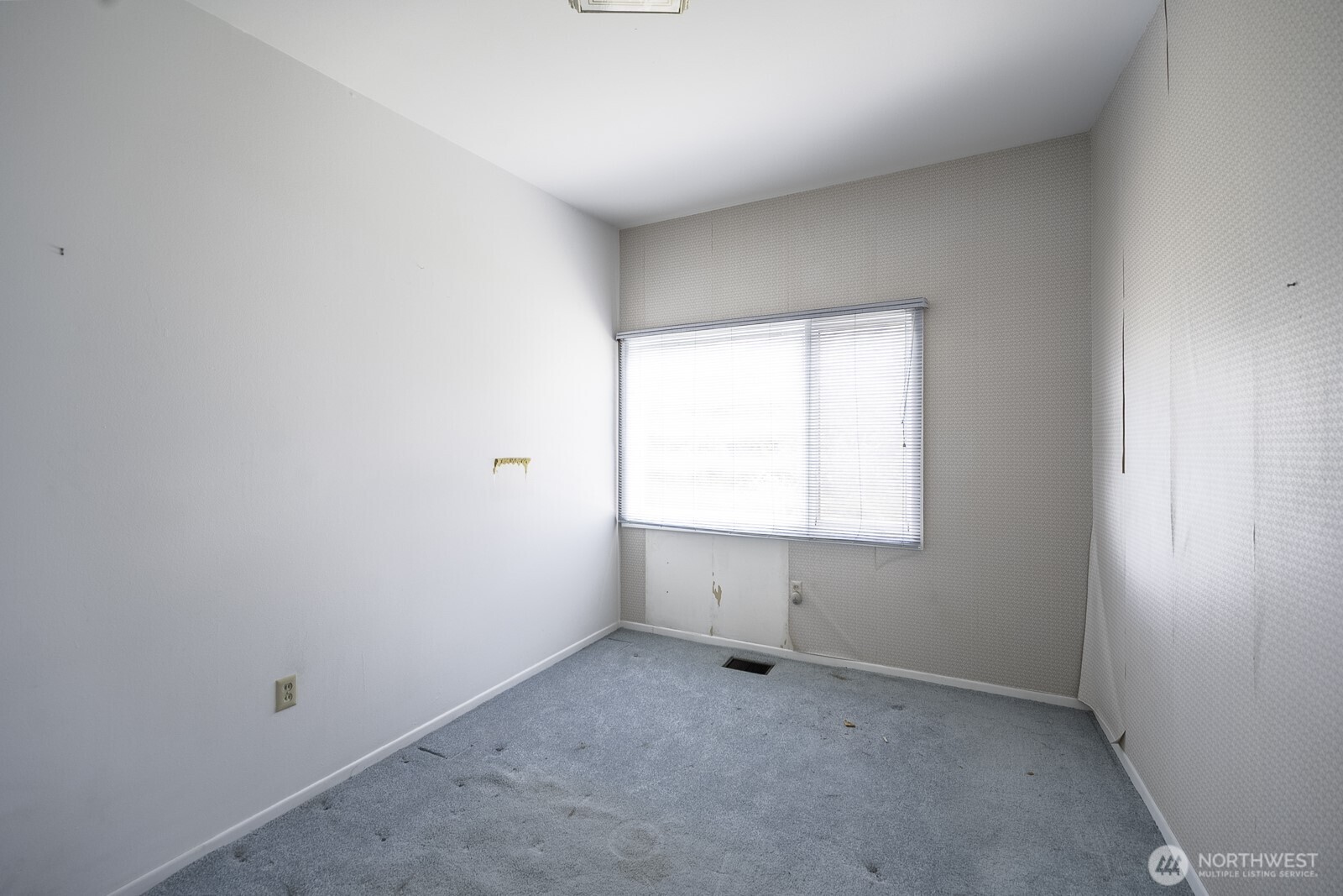 537 Fairchild Loop Moses Lake, WA 98837 - Photo 23 of 34 an empty room with a window