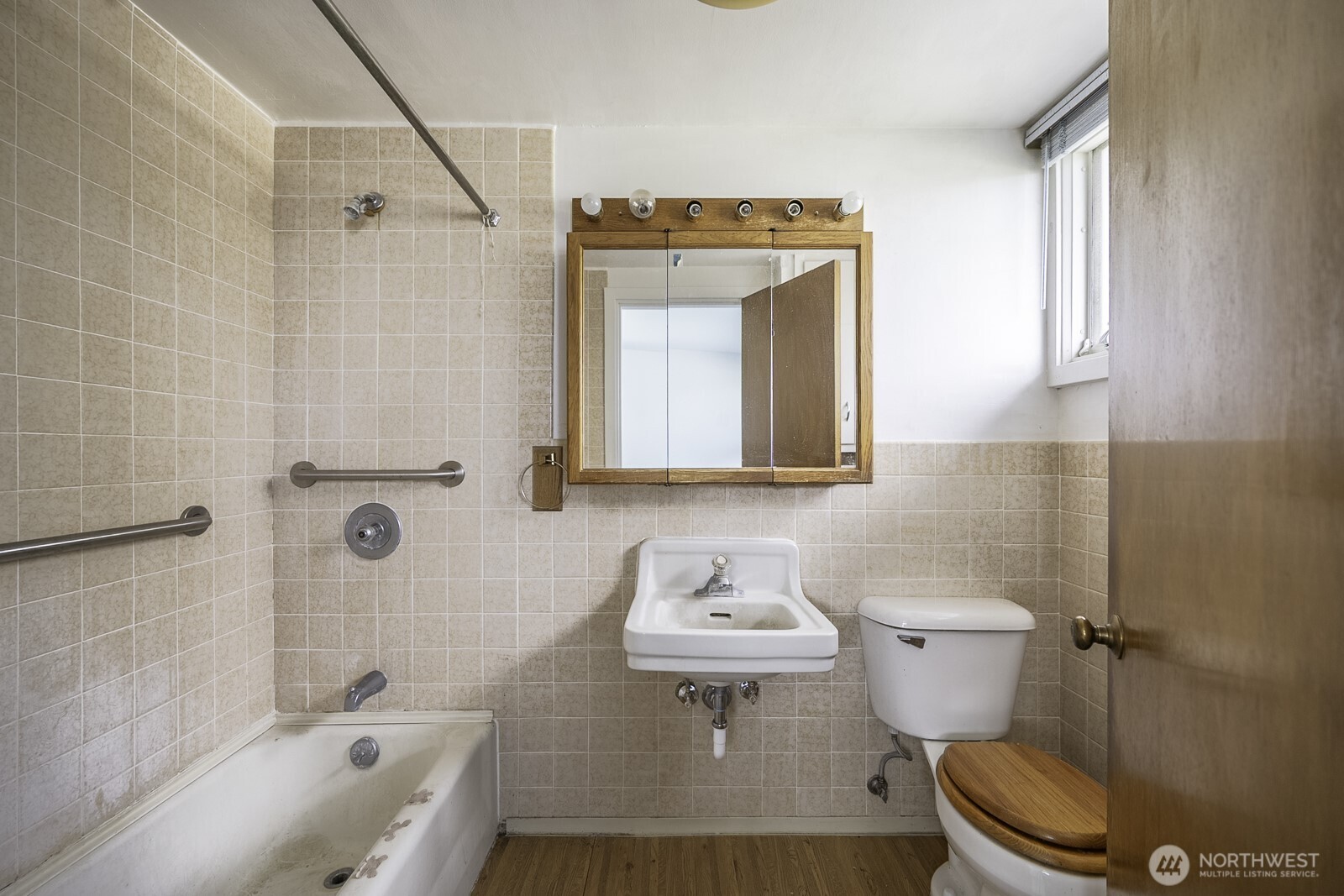 537 Fairchild Loop Moses Lake, WA 98837 - Photo 26 of 34 a bathroom with a sink a toilet and shower