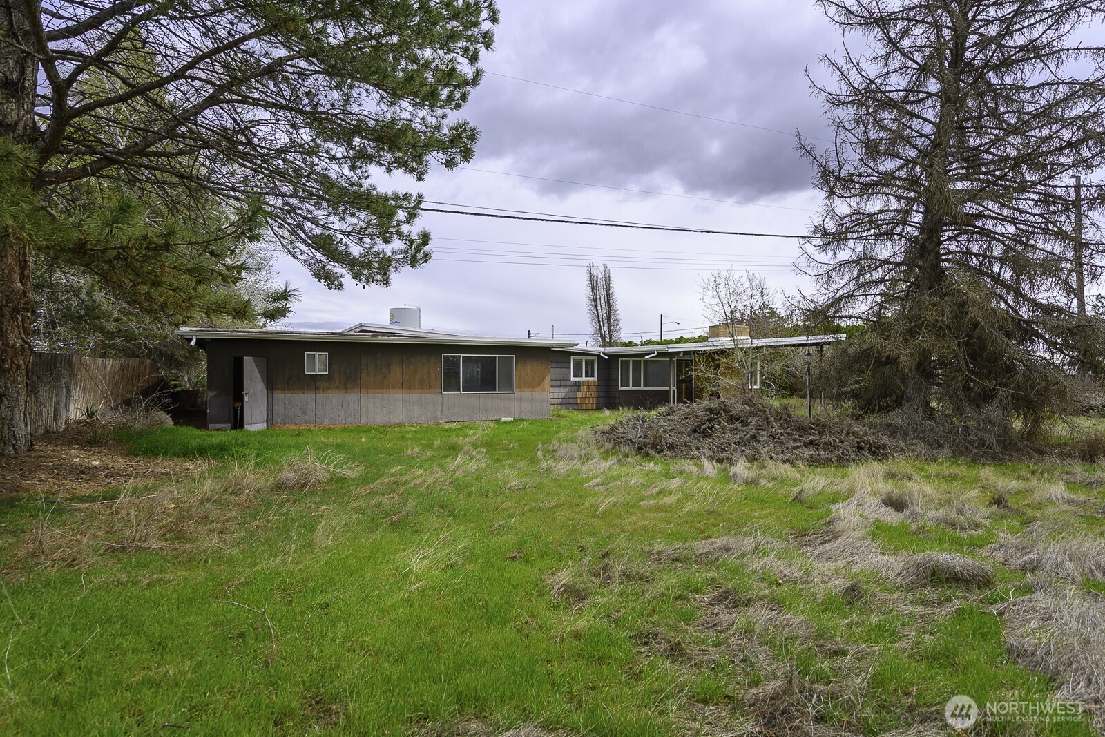 537 Fairchild Loop Moses Lake, WA 98837 - Photo 30 of 34 a view of a yard in front of house