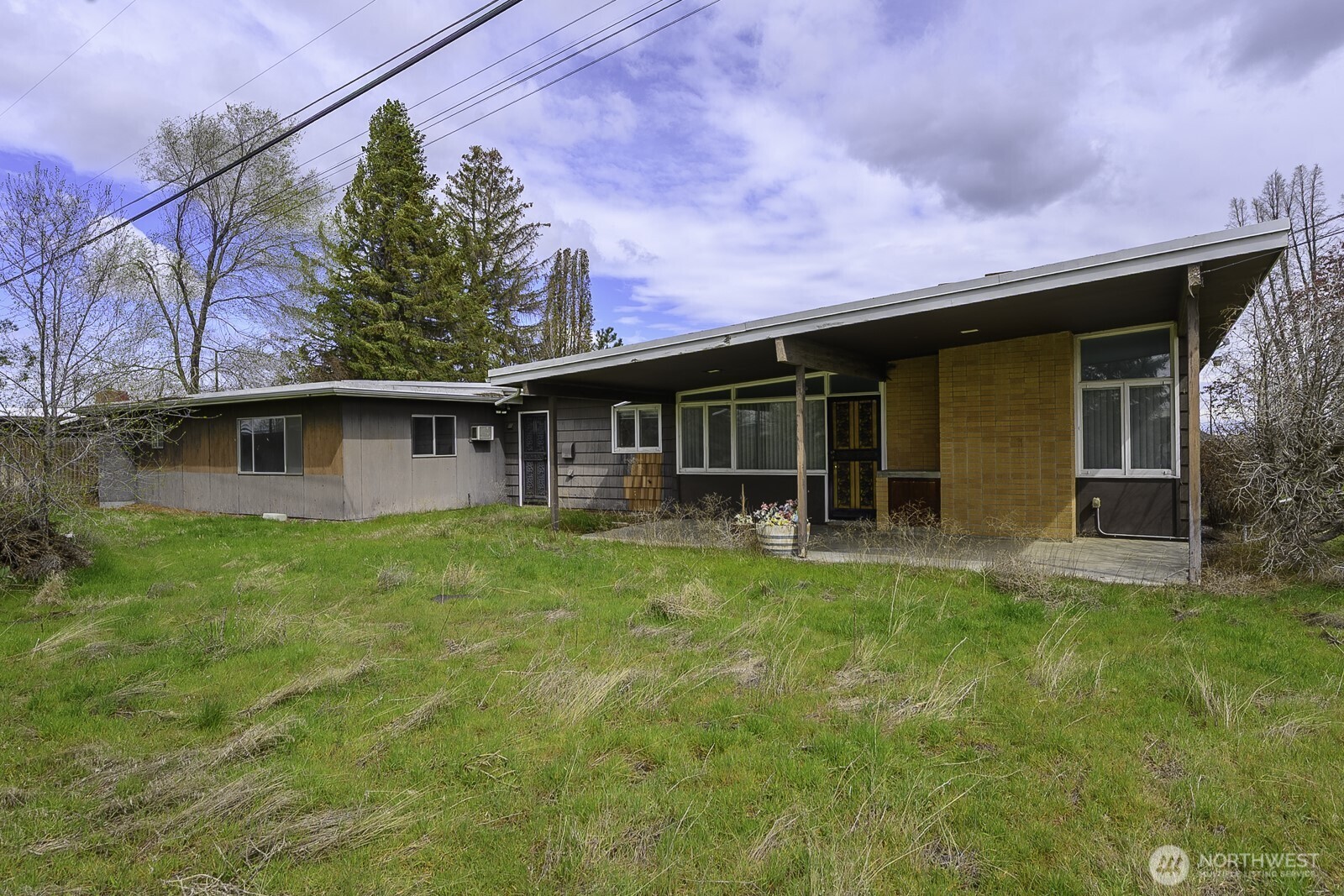 537 Fairchild Loop Moses Lake, WA 98837 - Photo 34 of 34 a view of a house with pool and a yard