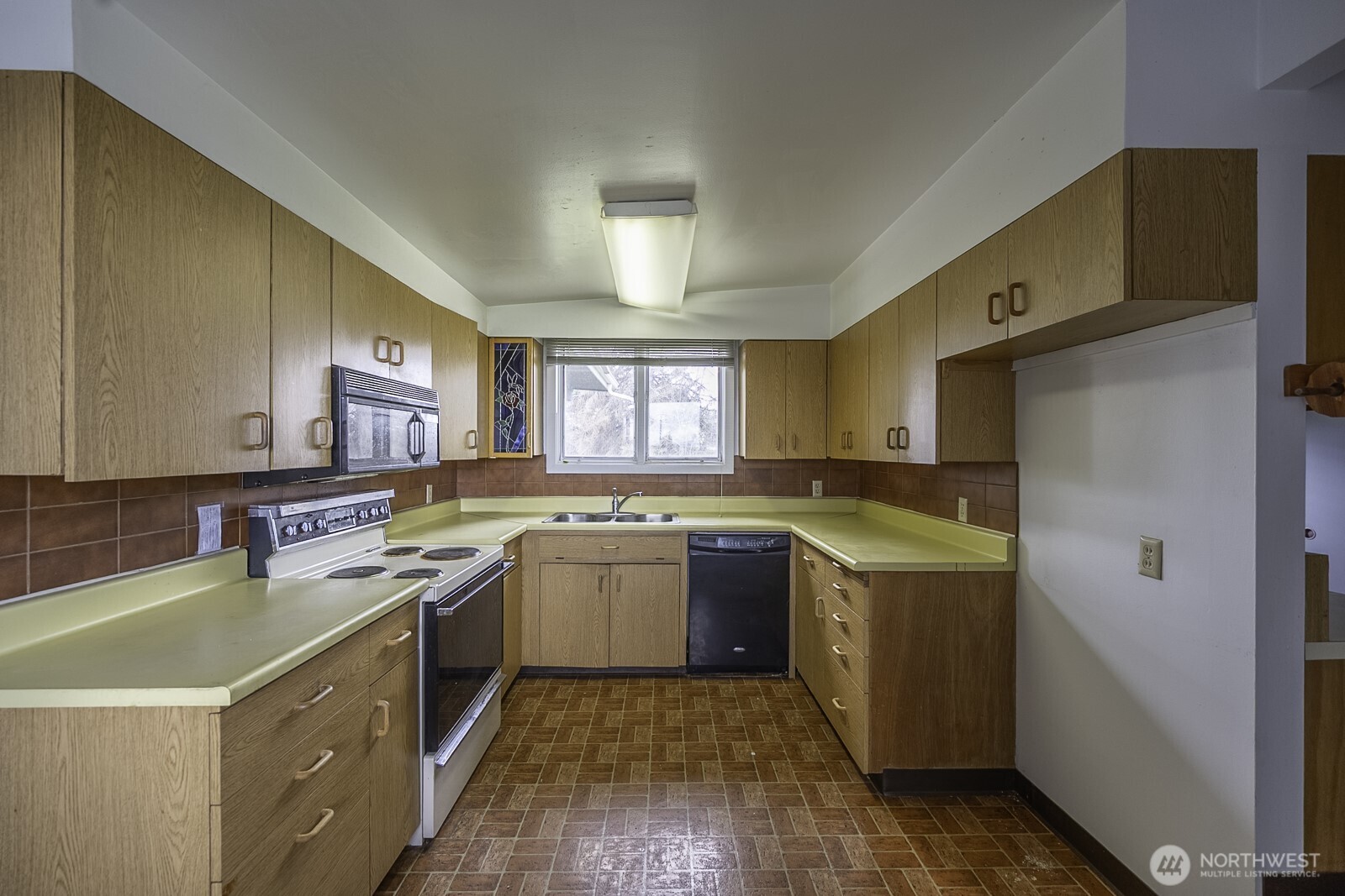 537 Fairchild Loop Moses Lake, WA 98837 - Photo 5 of 34 a kitchen with a sink stove top oven and cabinets