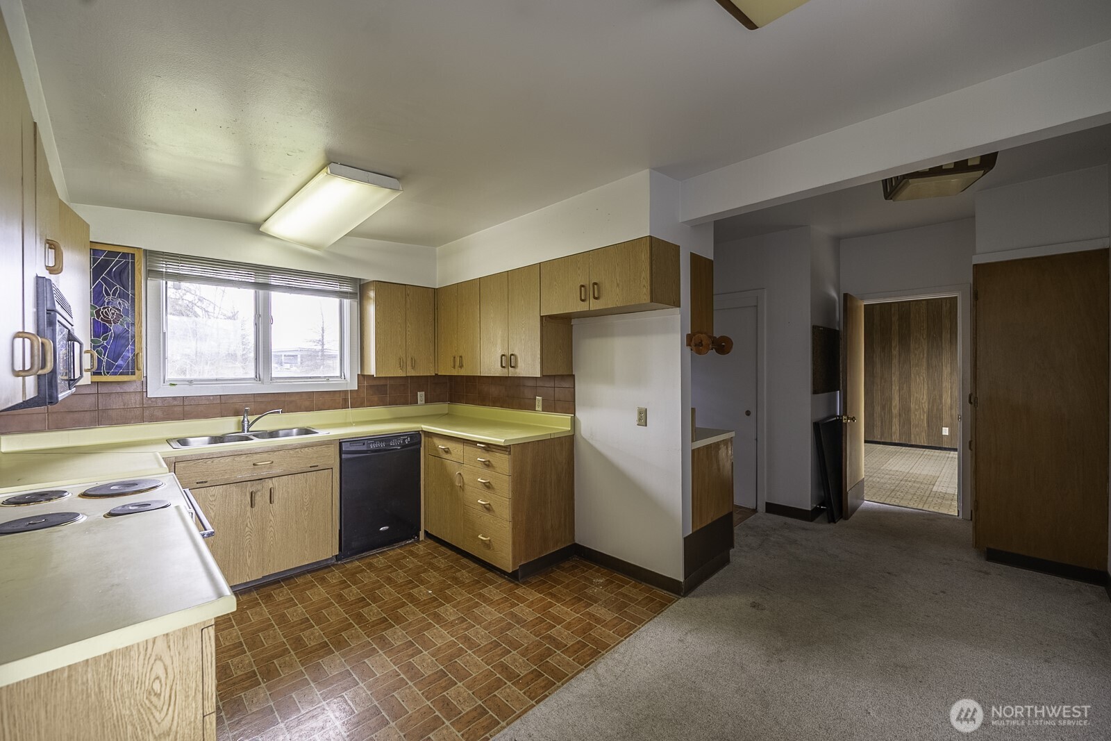537 Fairchild Loop Moses Lake, WA 98837 - Photo 6 of 34 a kitchen with a sink stove and refrigerator