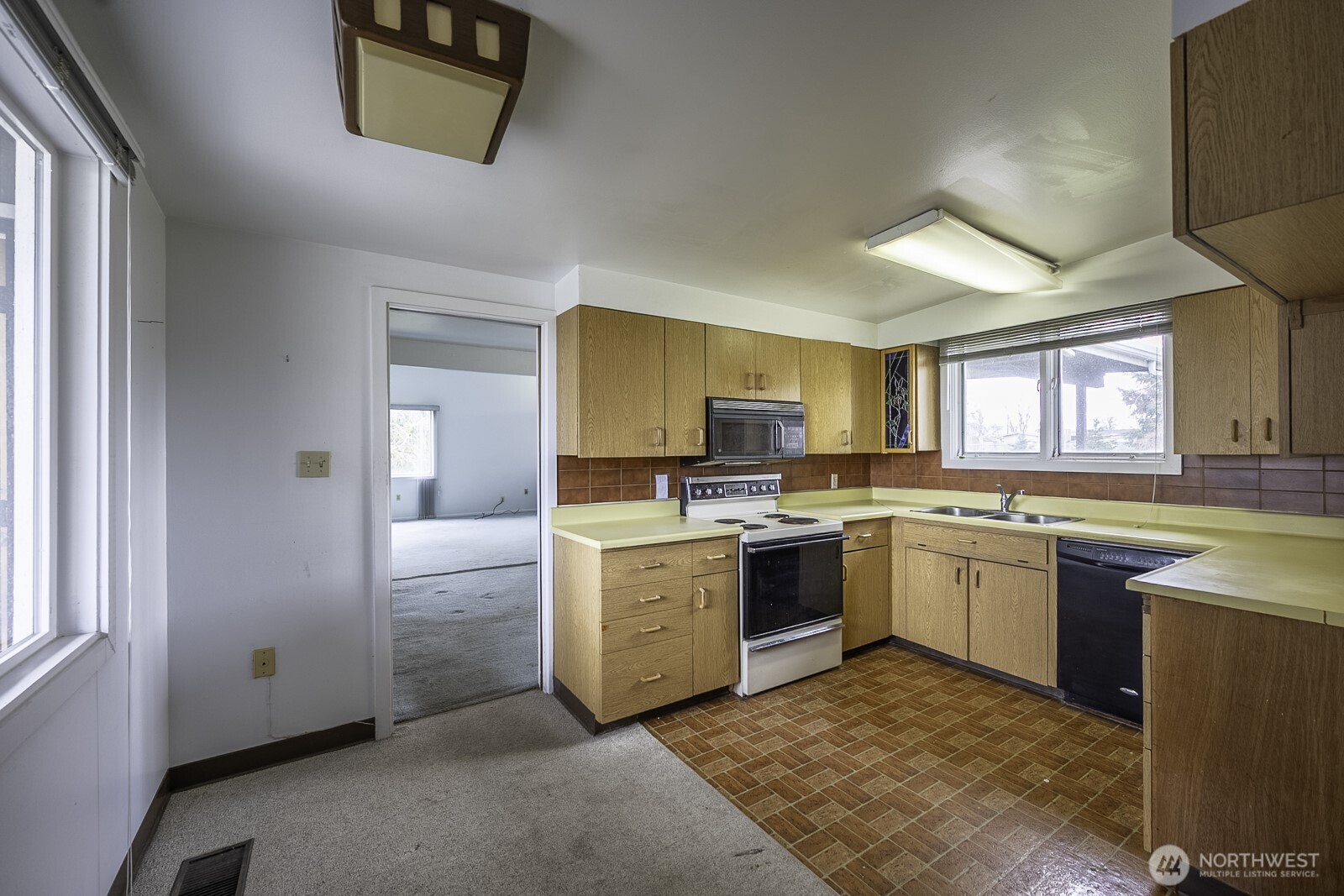 537 Fairchild Loop Moses Lake, WA 98837 - Photo 7 of 34 a kitchen with a stove and a sink