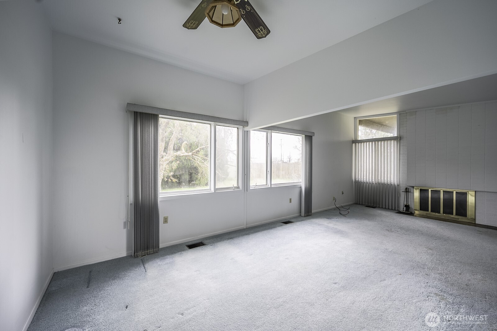 537 Fairchild Loop Moses Lake, WA 98837 - Photo 9 of 34 an empty room with windows
