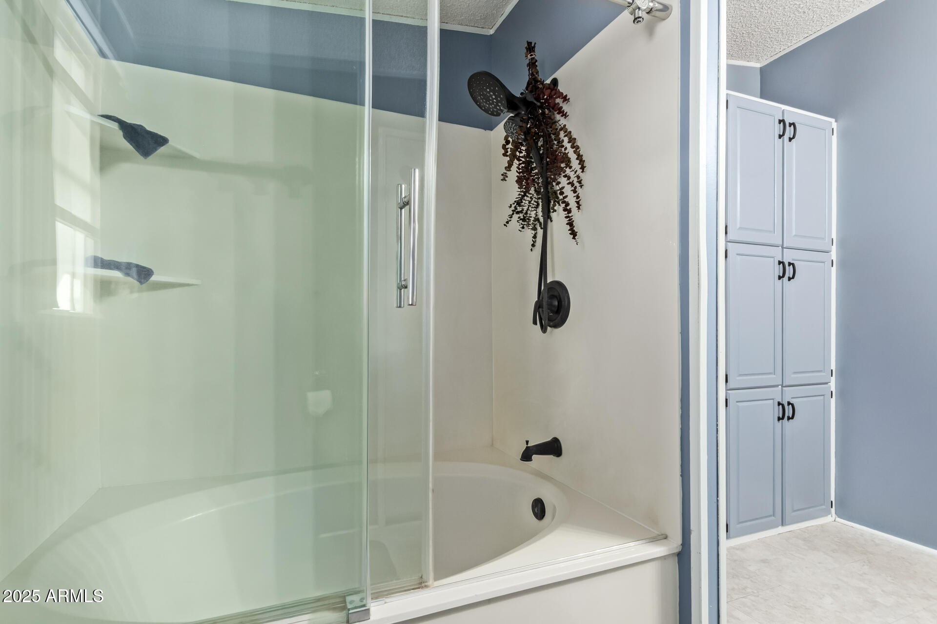 164 North Wickiup Road Apache Junction, AZ 85119 - Photo 22 of 62 a bathroom with a bathtub