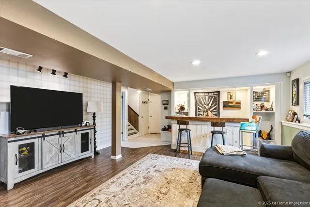 $369,900 | 15309 Walnut Road, Oak Forest, IL 60452