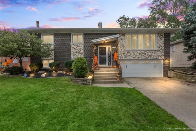 $369,900 | 15309 Walnut Road, Oak Forest, IL 60452