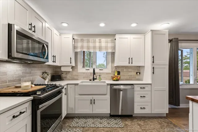 $369,900 | 15309 Walnut Road, Oak Forest, IL 60452