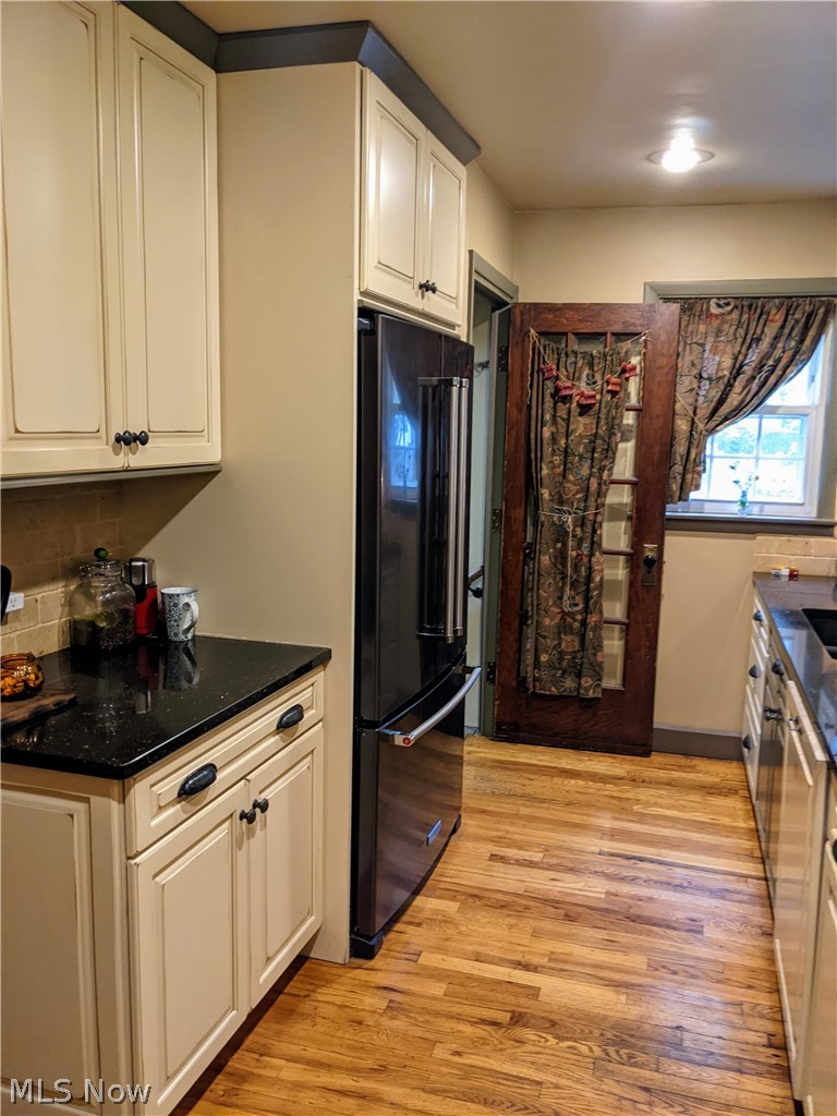 960 North Road Southeast Warren, OH 44484 - Photo 7 of 35 Plenty of cabinets!