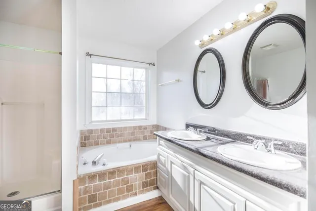 a view of a livingroom with a ceiling fan & a ceiling fan