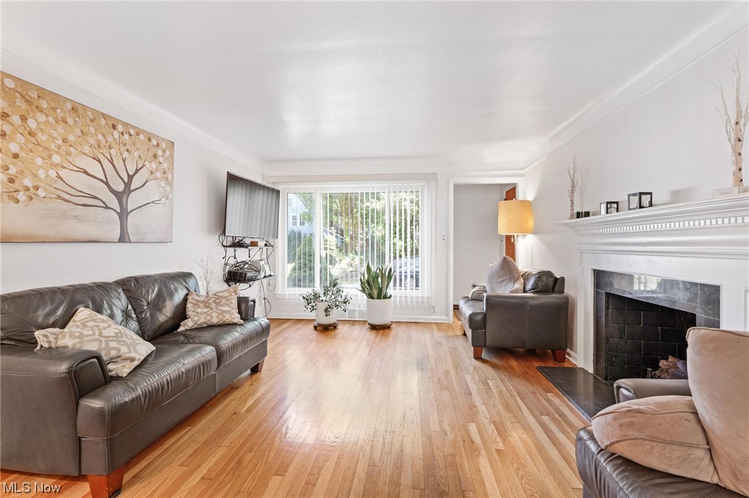 1208 Oxford Road Cleveland, OH 44121 - Photo 2 of 19 Gallery Image 2