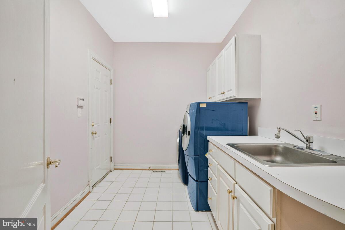 502 Seneca Knoll Court Great Falls, VA 22066 - Photo 39 of 56 a kitchen with a sink and cabinets