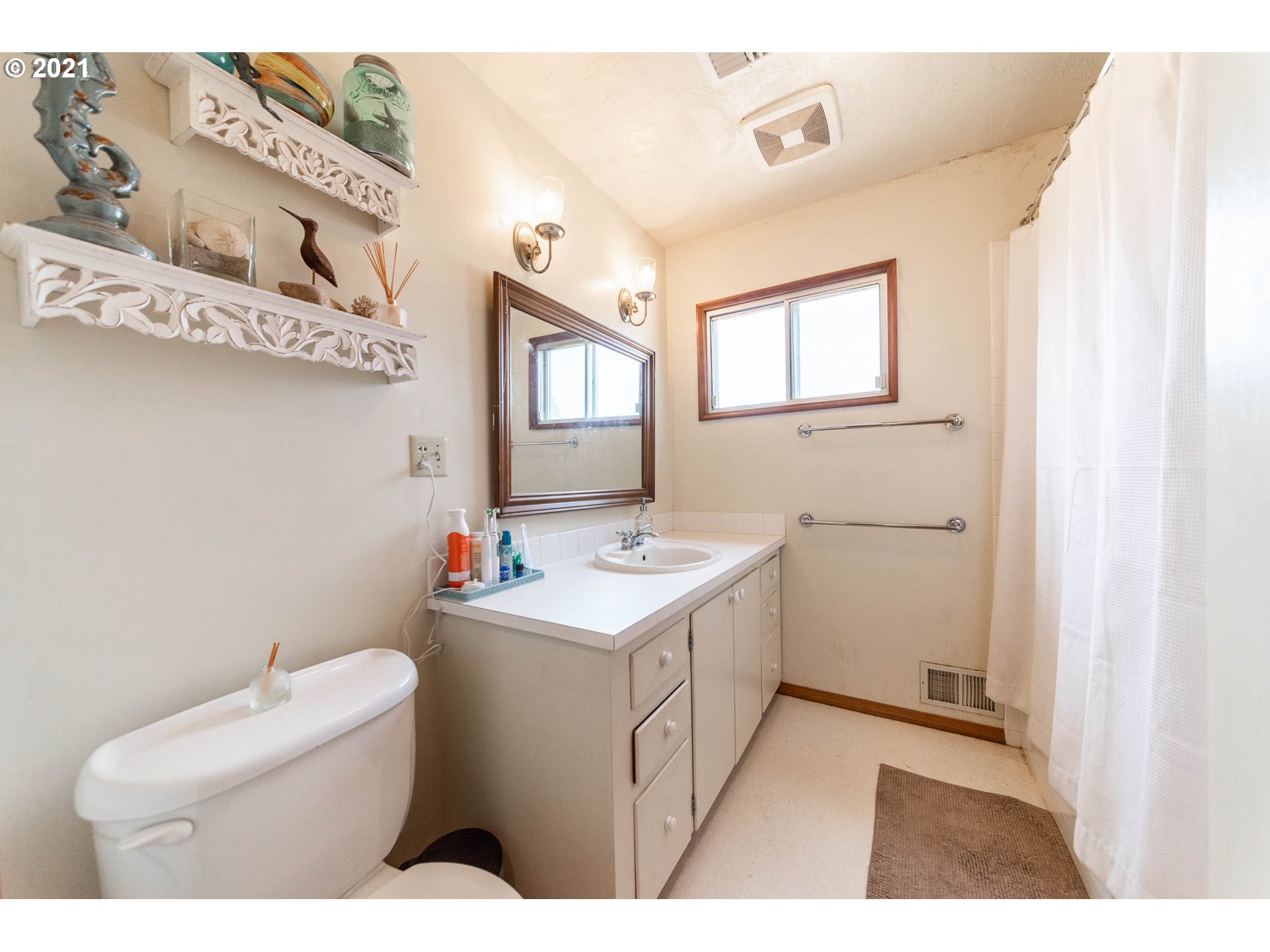 37931 M J Chase Road Springfield, OR 97478 - Photo 20 of 32 a utility room with dryer and washer