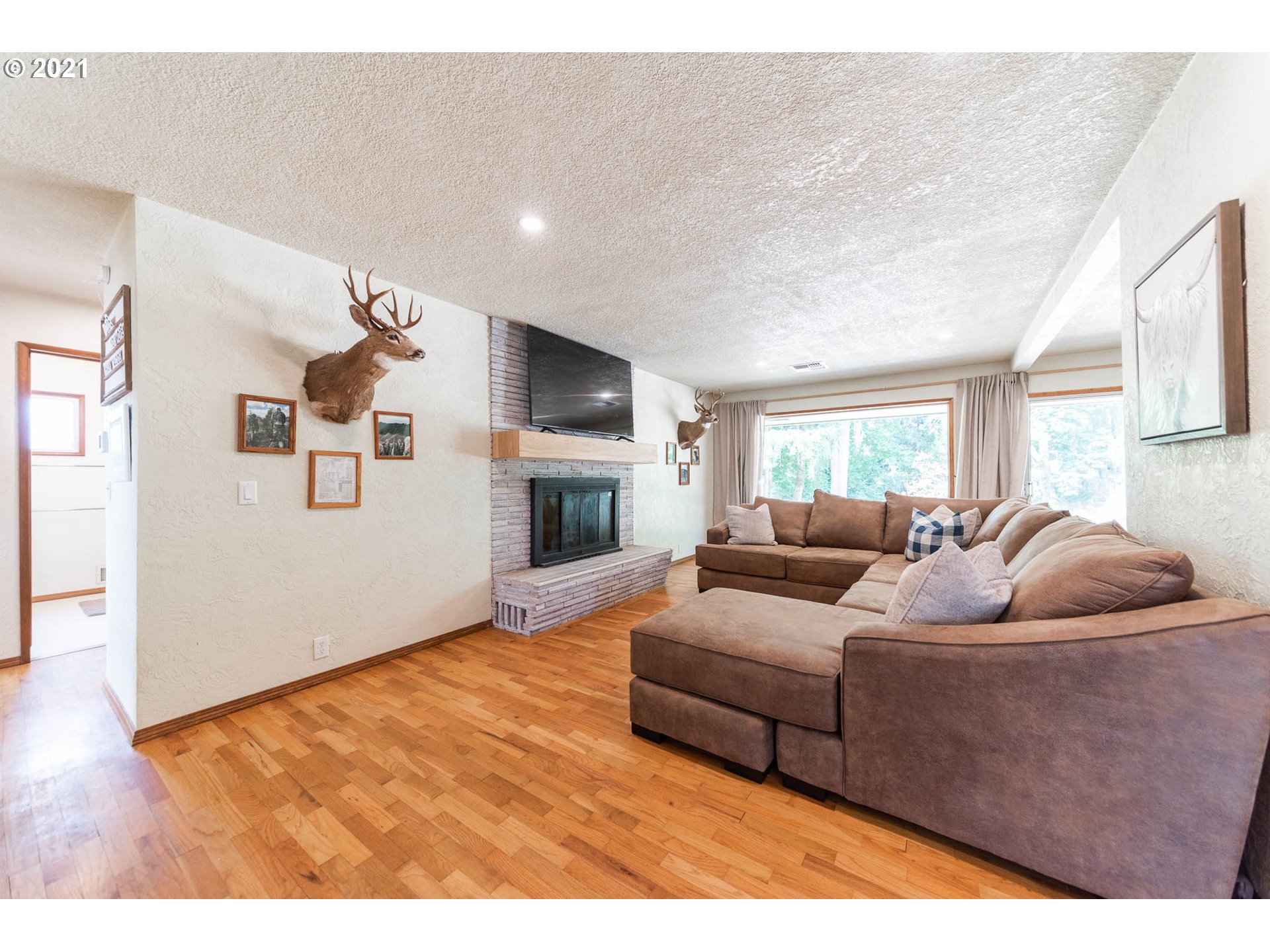 37931 M J Chase Road Springfield, OR 97478 - Photo 5 of 32 a living room with furniture and a flat screen tv