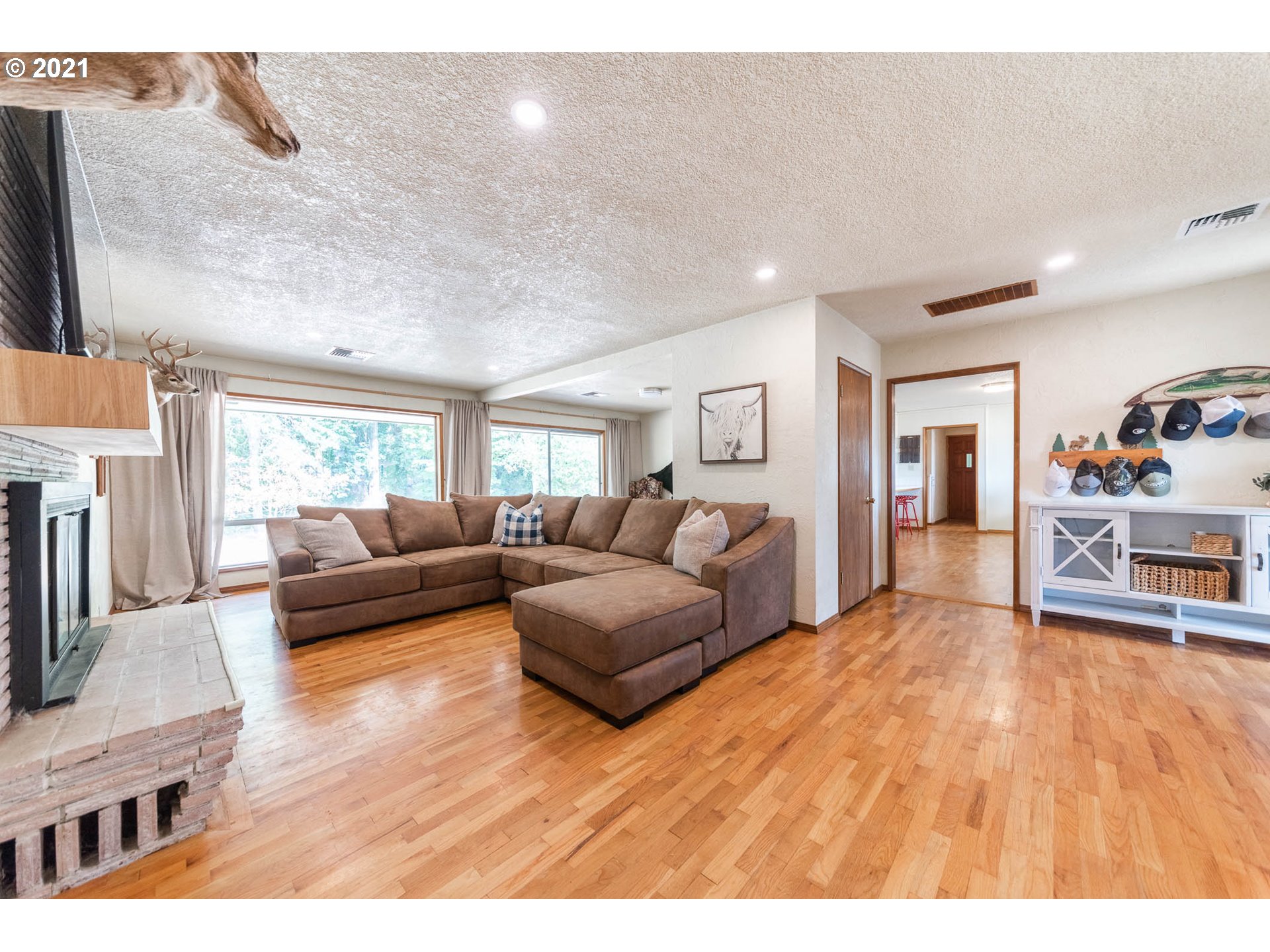 37931 M J Chase Road Springfield, OR 97478 - Photo 6 of 32 a living room with furniture and a wooden floor