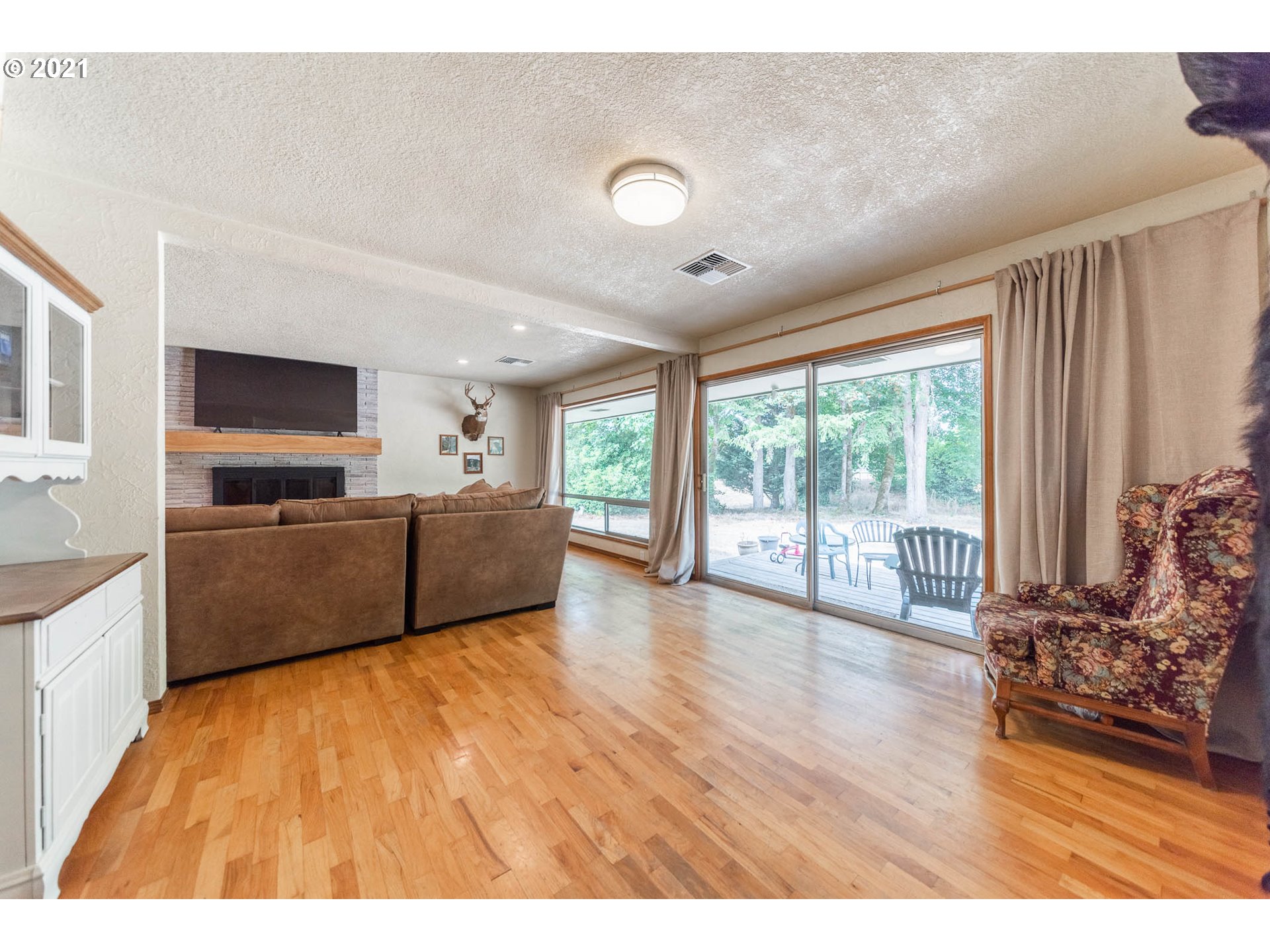 37931 M J Chase Road Springfield, OR 97478 - Photo 7 of 32 a living room with furniture and a large window