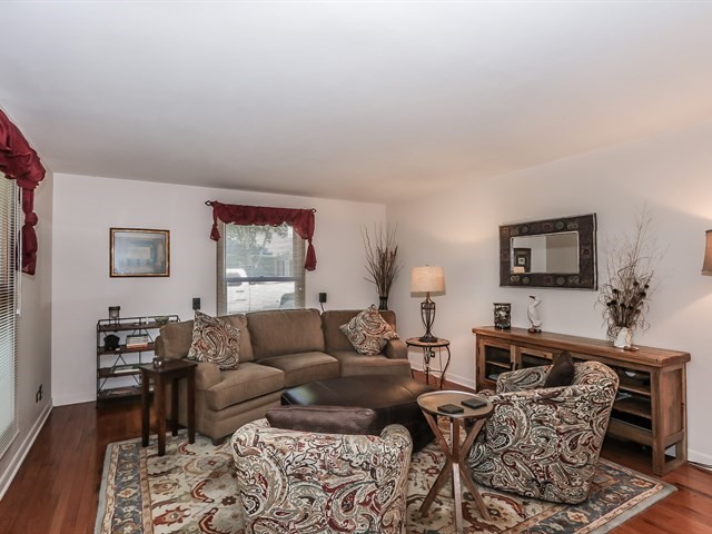 895 Ruth Drive Elgin, IL 60123 - Photo 2 of 20