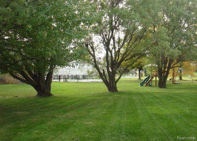 959 Langley Road Rochester, MI 48309 - Photo 21 of 24 Summer Lawn