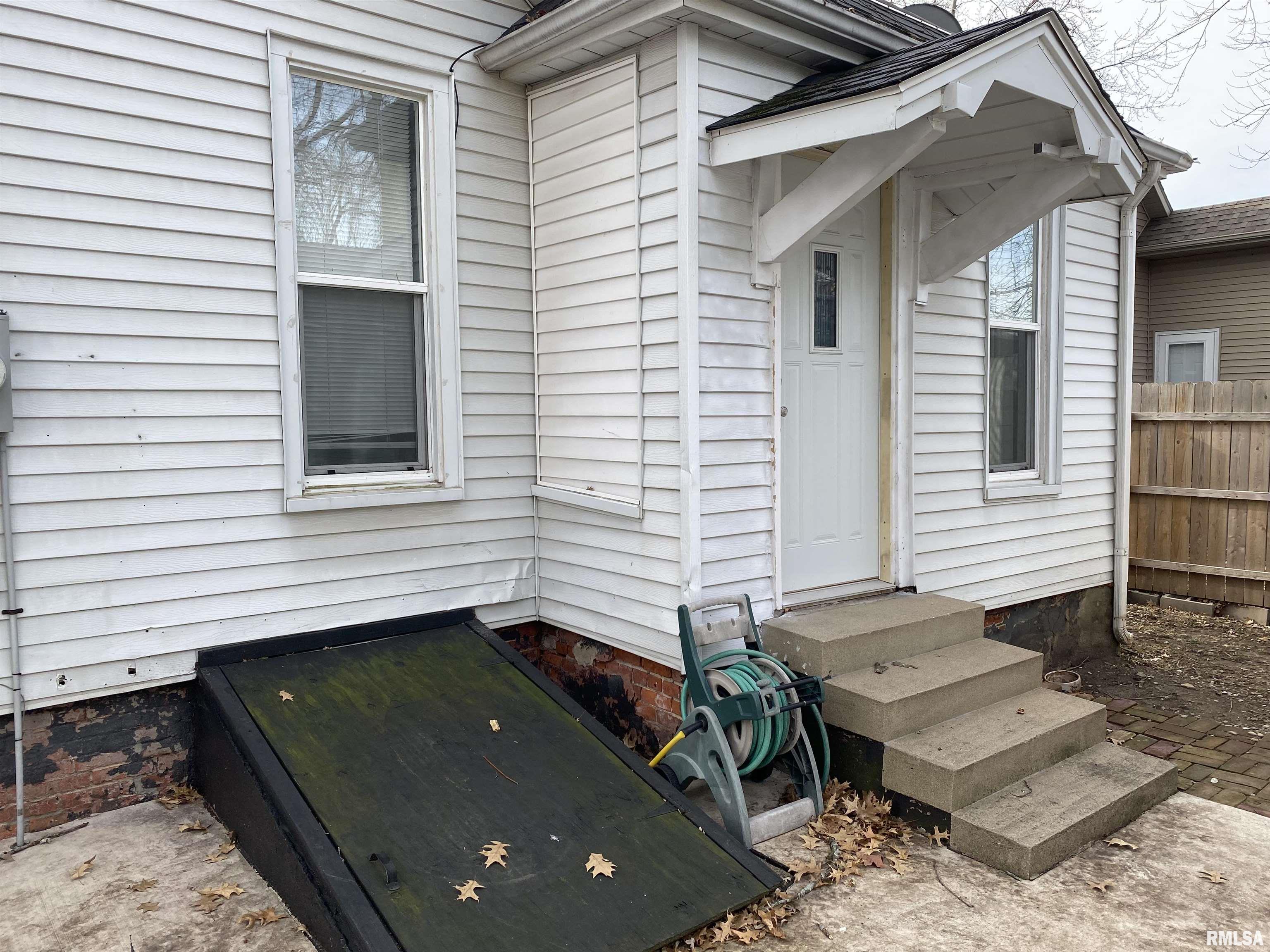 312 North 2nd Avenue Canton, IL 61520 - Photo 4 of 37