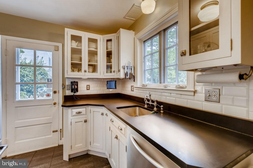 4409 Sedgwick Road Baltimore, MD 21210 - Photo 6 of 22 Updated Kitchen