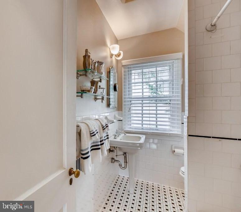 4409 Sedgwick Road Baltimore, MD 21210 - Photo 9 of 22 Bath